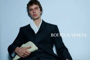 Bottega Veneta za jesen 2026. povećava sve: Od shearling kaputa do predimenzioniranih torbi