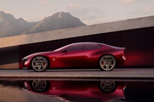 Alfa Romeo Cuorerosso: Crveno srce italijanskog dizajna koje bira emociju umesto digitalnog sveta
