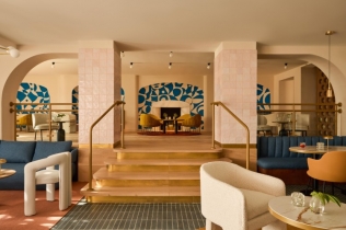 Azul Lounge Bar: Mediteranski salon u nijansama plave, inspirisan zlatnim dobom Marbelje