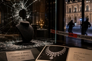 Filmska pljačka usred Beča: Iz muzeja ukradena Van Cleef & Arpels ogrlica vredna 4,3 miliona dolara