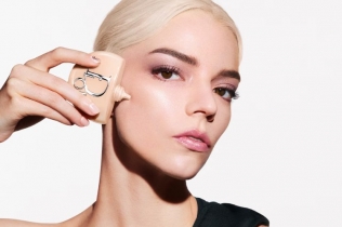 Dior Beauty lansira svoj prvi Skin Tint: Džena Ortega, Anja Tejlor-Džoj i Džisu predvode kampanju