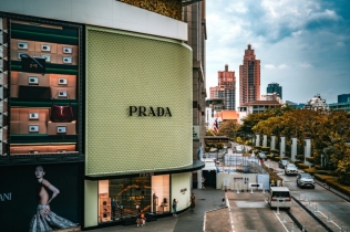Prada kupuje Versace za 1,25 milijardi evra: Modni svet dobija novu luksuznu imperiju