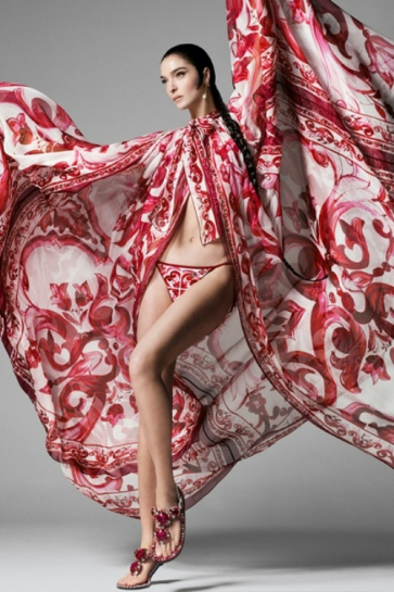 Marijakarla Boskono zadivljuje u „maiolica“ printu Dolce & Gabbana