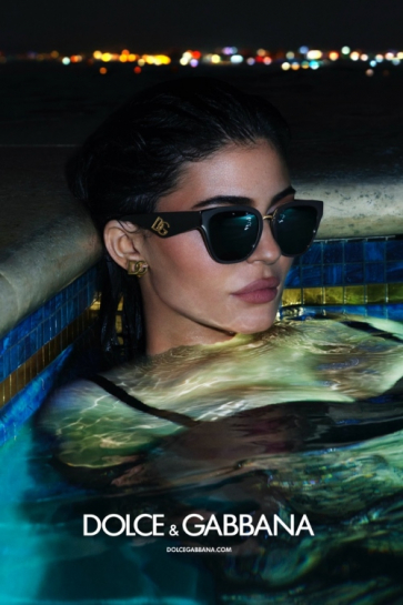 Kajli Džener pliva u bazenu u novoj Eyewear kampanji Dolce & Gabbana