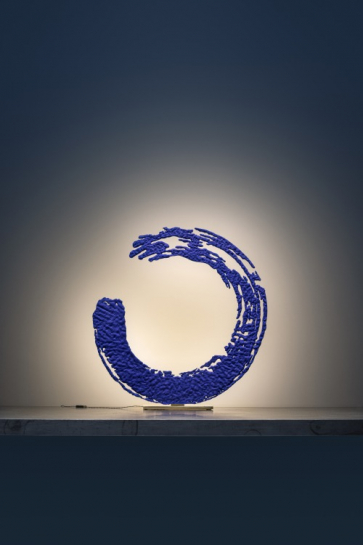 Enso stona lampa inspirisana japanskom kaligrafijom