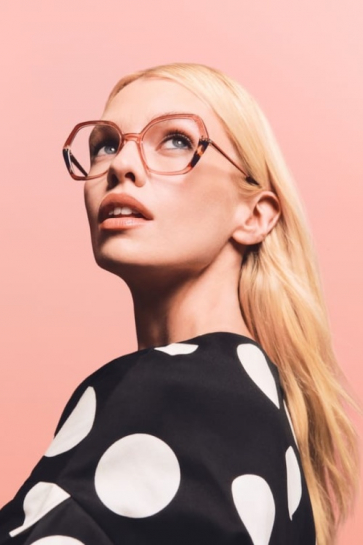 Stela Maksvel je zaštitno lice nove Carolina Herrera Eyewear kampanje
