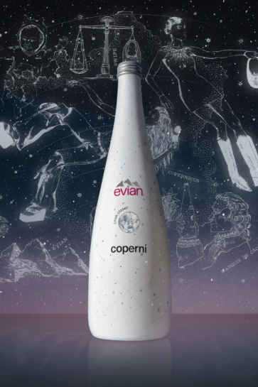 Evian x Coperni staklena flaša osvaja svojim vizionarskim dizajnom