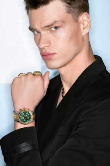Versace predstavlja luksuz i sport za proleće 2024 u novoj kampanji za satove