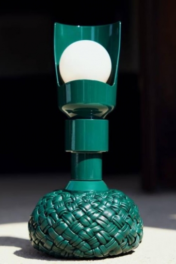 Bottega Veneta i Flos oživeli su kultnu stonu lampu Model 600
