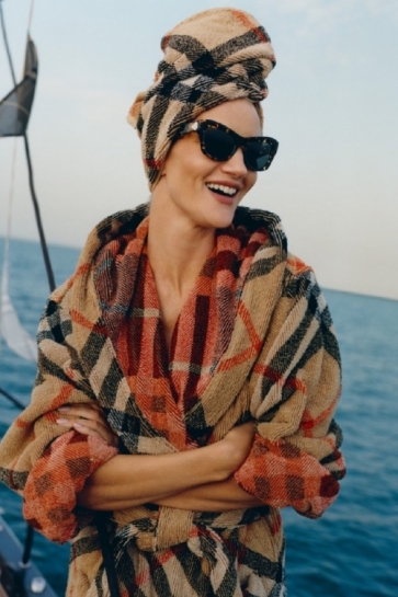 Rouzi Hantington-Vajtli u kampanji Burberry High Summer 2025: Britanska elegancija pod suncem