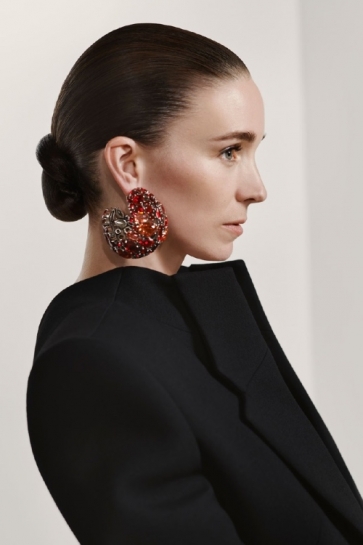 Runi Mara zrači ležernim šikom u Givenchy Resort 2026 kampanji