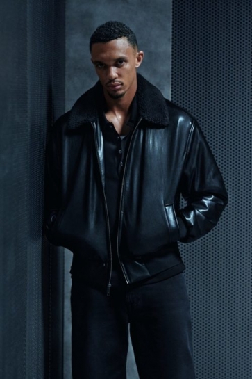 Calvin Klein stavlja Trenta Aleksandra-Arnolda u centar praznične kampanje