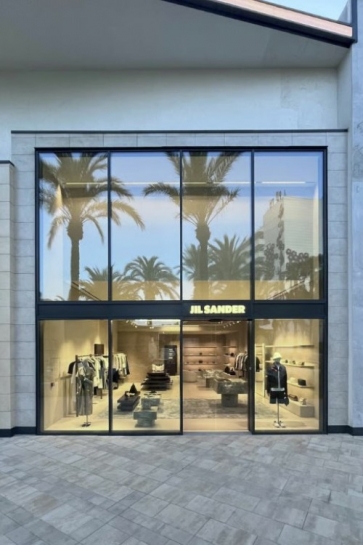 Jil Sander stiže na Ibicu — luksuz, minimalizam i mediteranski šik u novoj oazi elegancije