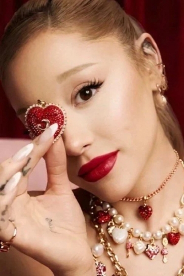 Arijana Grande u znaku srca: Swarovski pretvara Dan zaljubljenih u čistu emociju