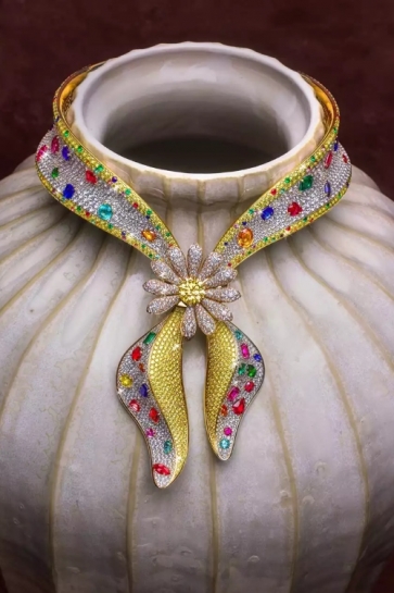 Jacob & Co. i G DRAGON donose 209-karatnu “Bandana Royale” – ogrlicu koja sija kao scena Koreje