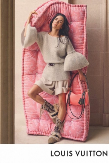 Dženifer Koneli kao oličenje elegancije Louis Vuitton kolekcije proleće–leto 2026