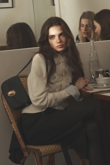 Nova Dior kampanja pretvara svakodnevni café život u modnu poeziju